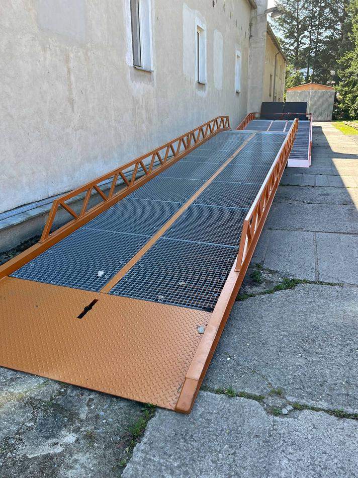 Mobilní rampa nasazená v provozu i u starší průmyslové zástavby